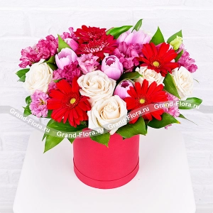 Sweet chime - a box with white roses and pink tulips