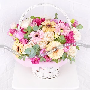 Gentle look - a basket with pink lilies and tulips